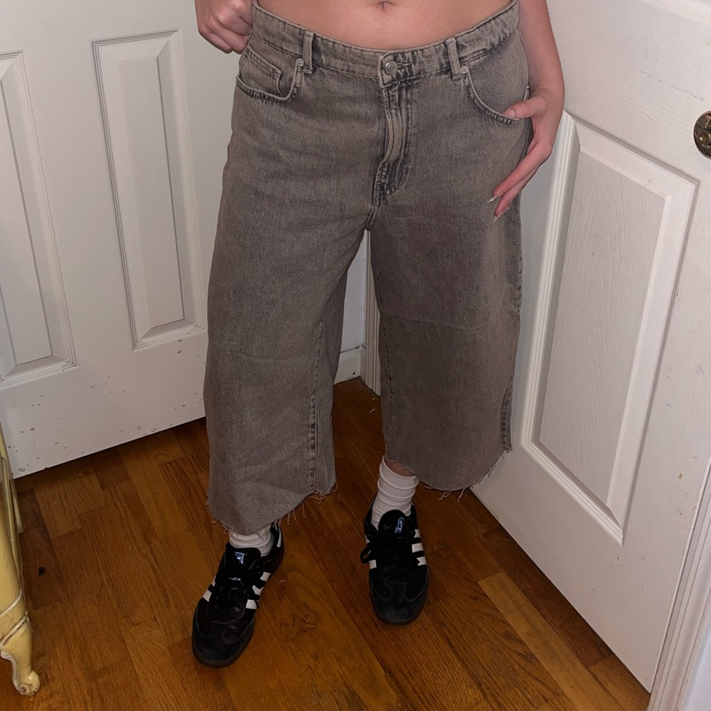 Mid rise gray denim capris